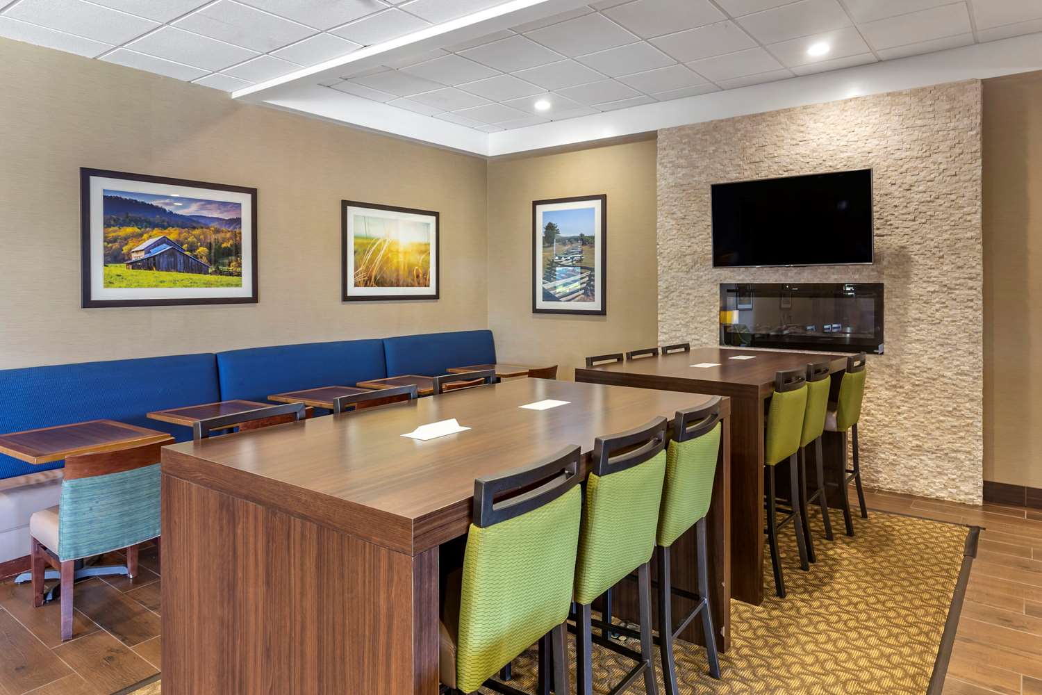 Comfort Inn and Suites Near Danville Mall 25/31