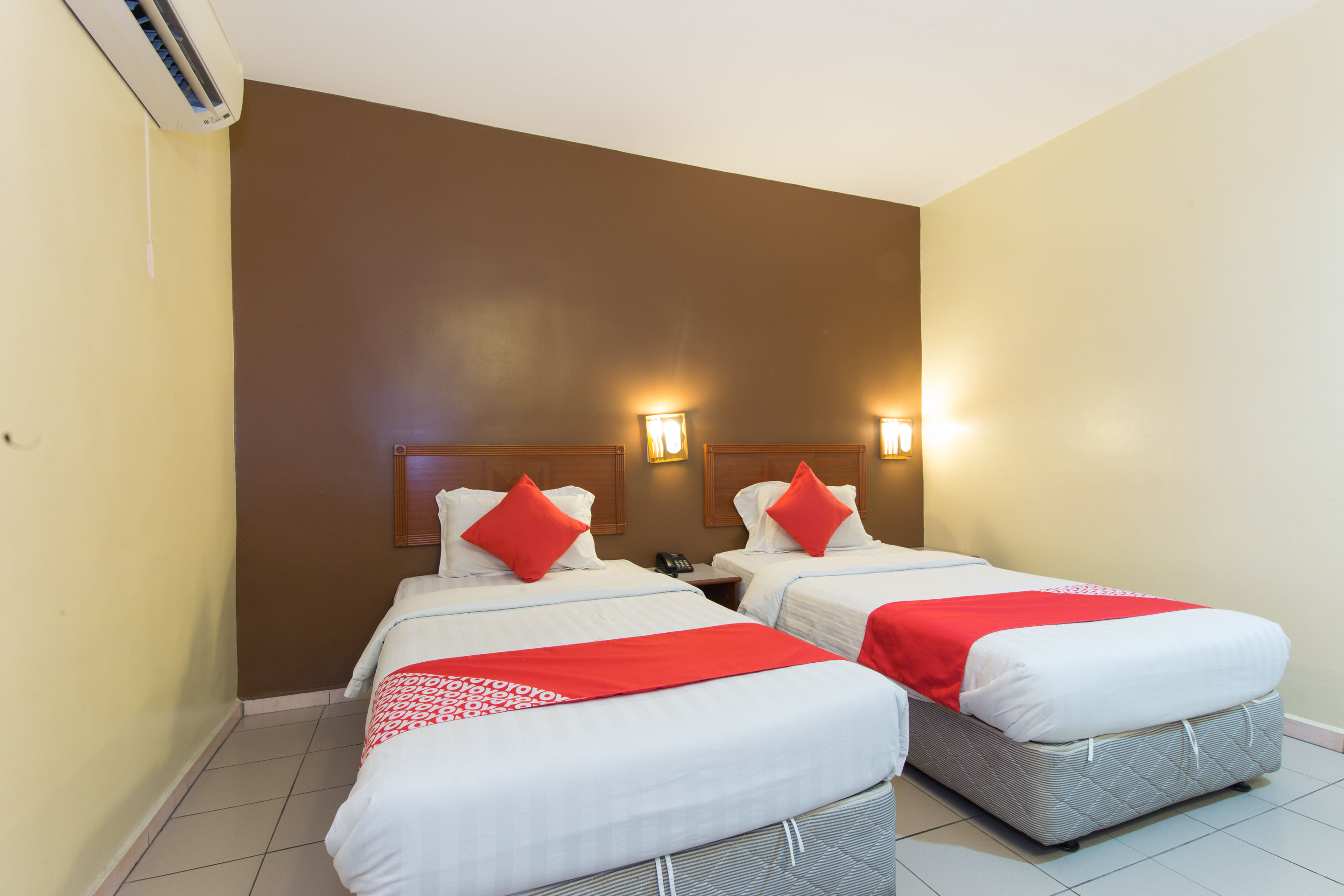 Super OYO 447 Comfort Hotel Meru 10/18
