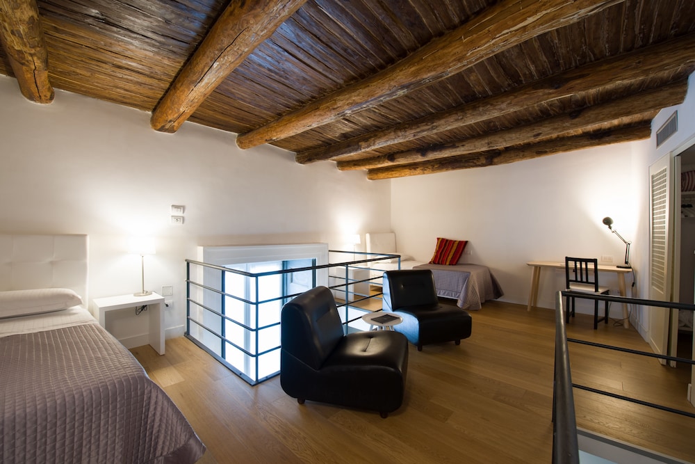 SANTA CHIARA BOUTIQUE HOTEL 28/73