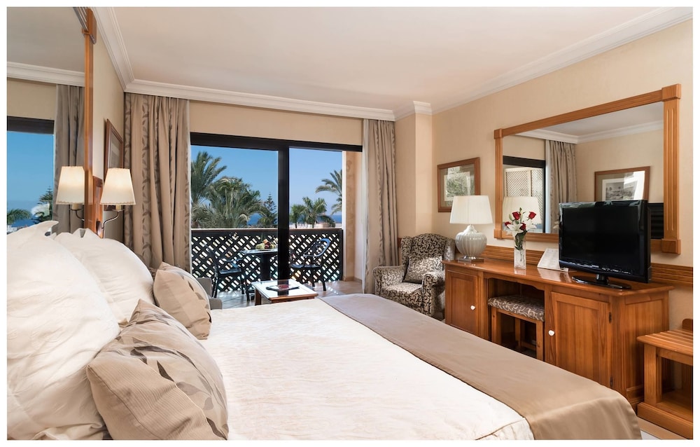 Senior, Suite, Queen Bed