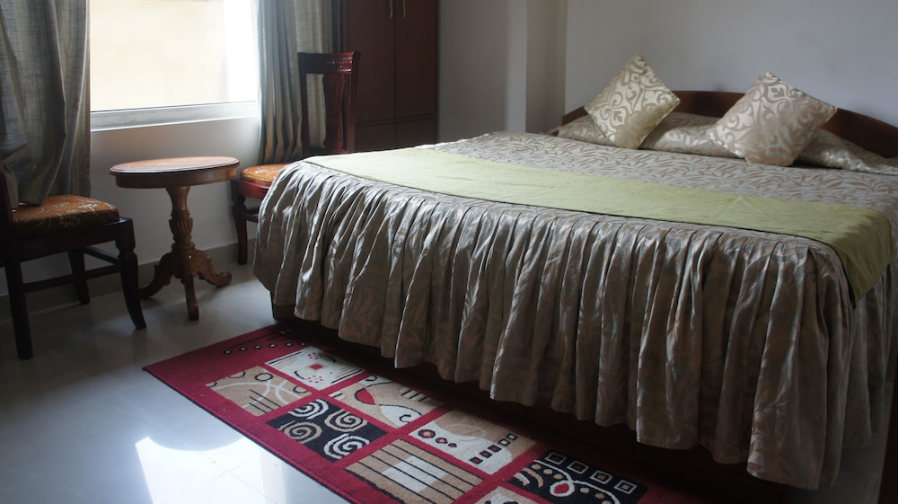 SUPERIOR, DELUXE, QUEEN BED