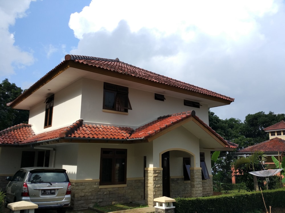 Bumi Ciherang Hotel 1/18