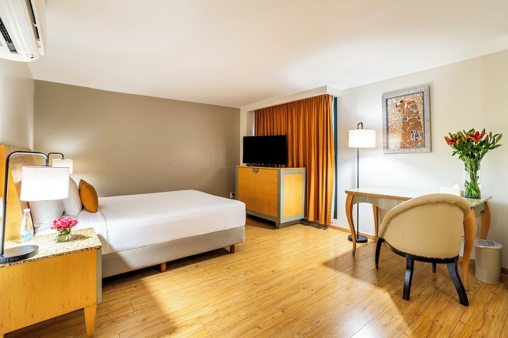DELUXE, QUEEN BED