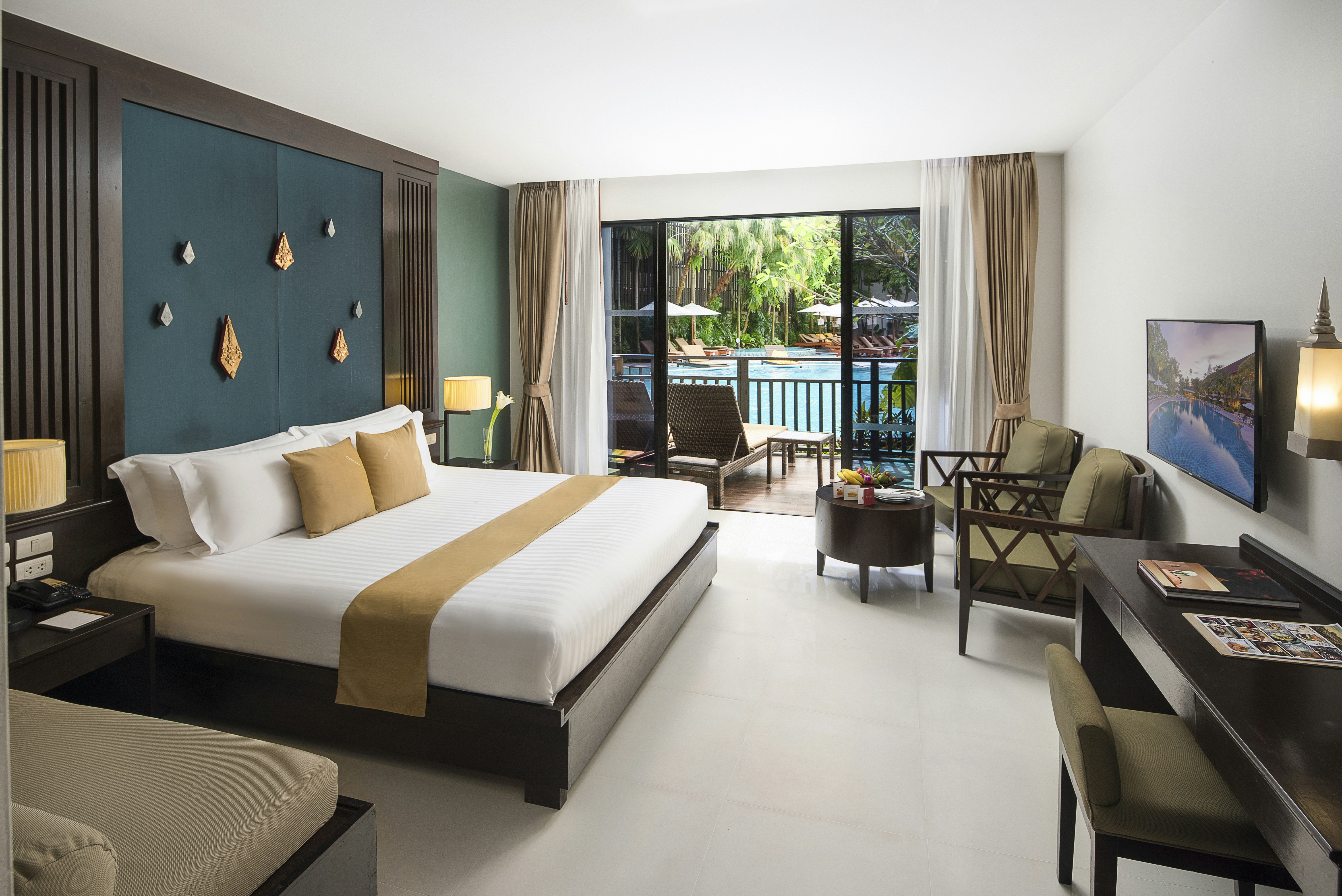 DELUXE, KING BED, POOL ACCESS