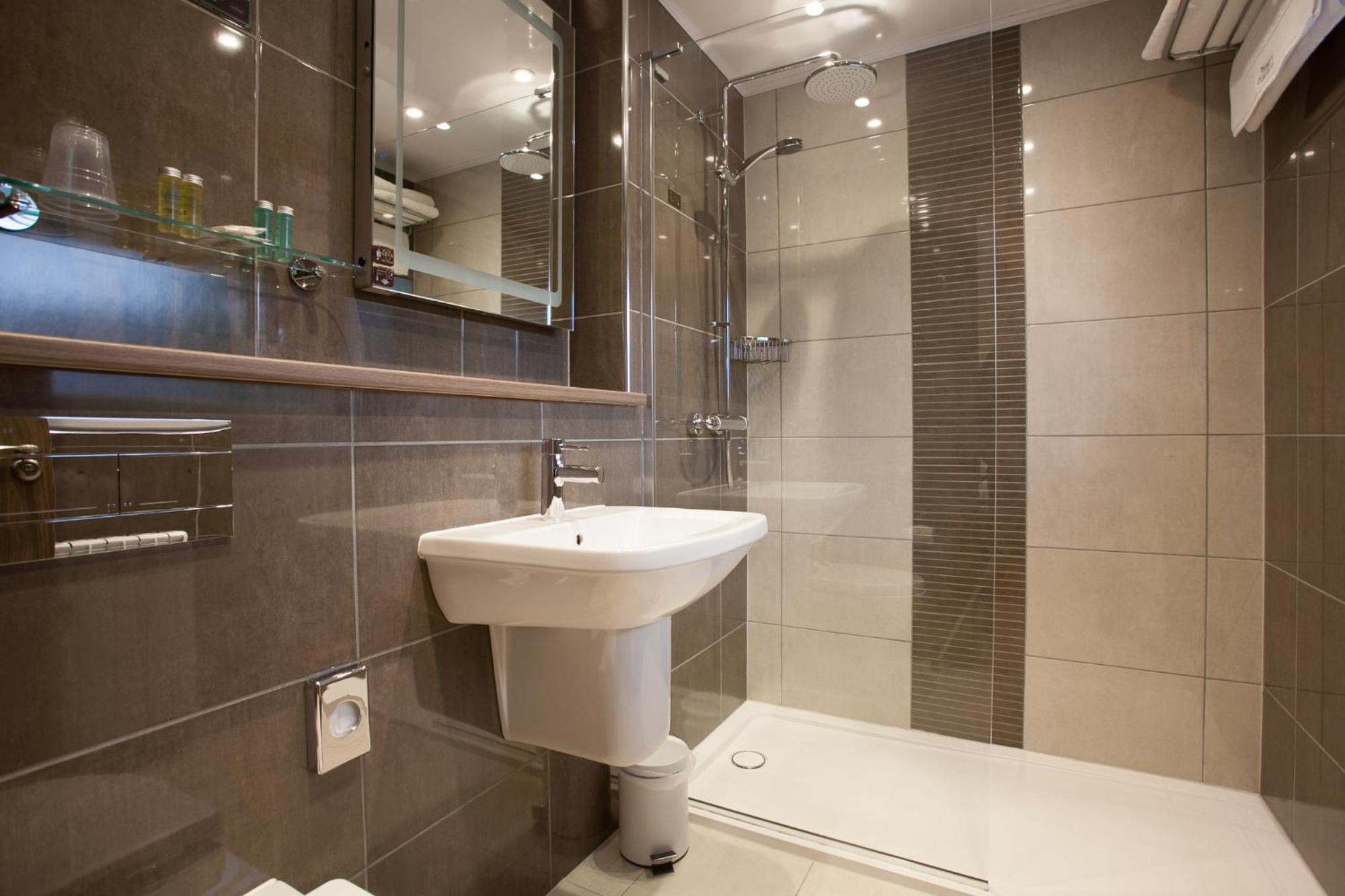 Cruachan Hotel 54/55