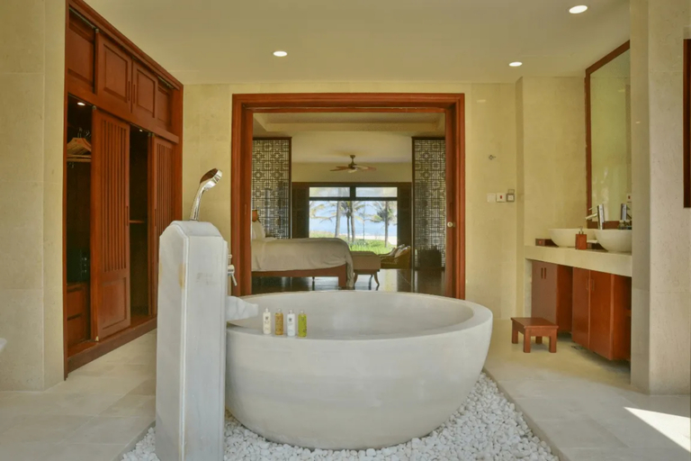 4 Bedrooms, Pool, Villa, Beach Front 2/2