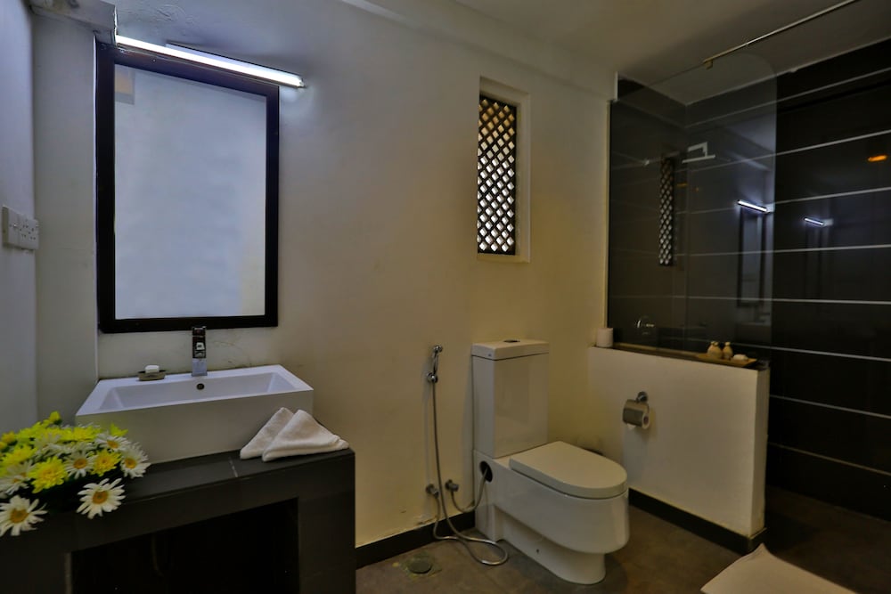 ST. LACHLAN HOTEL AND SUITES 16/64