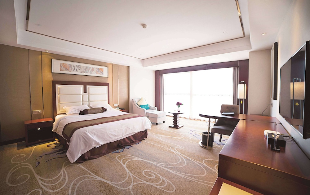 DELUXE, KING BED