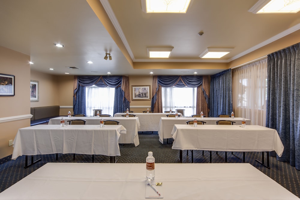 Monte Carlo Inn Oakville Suites 60/68