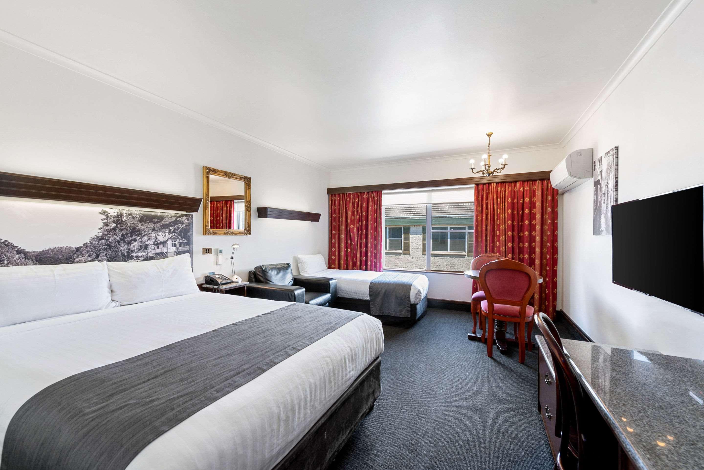ROOM, 1 QUEEN AND 1 SINGLE BED