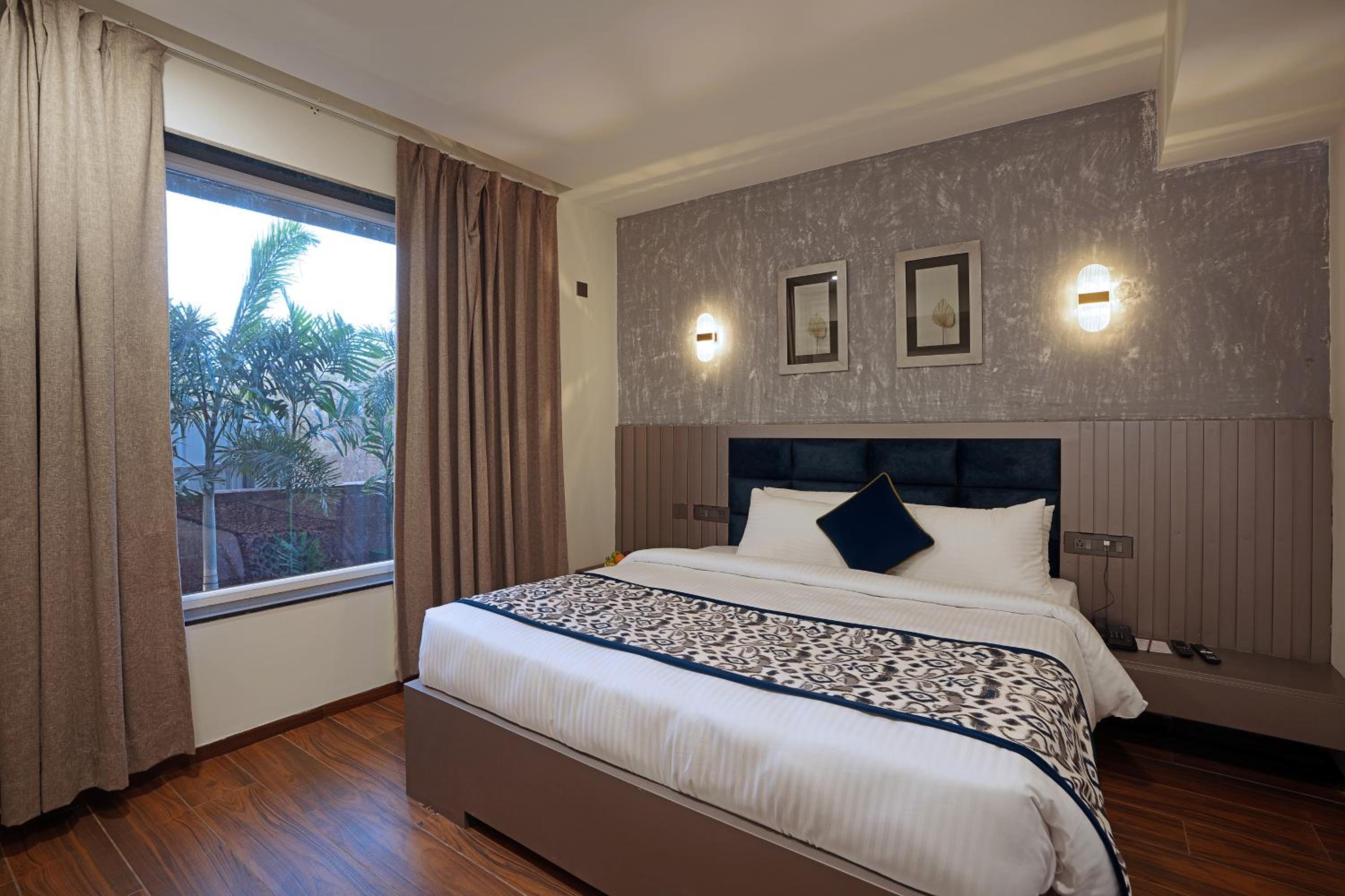 Superior, Double Bed, Partial Pool View