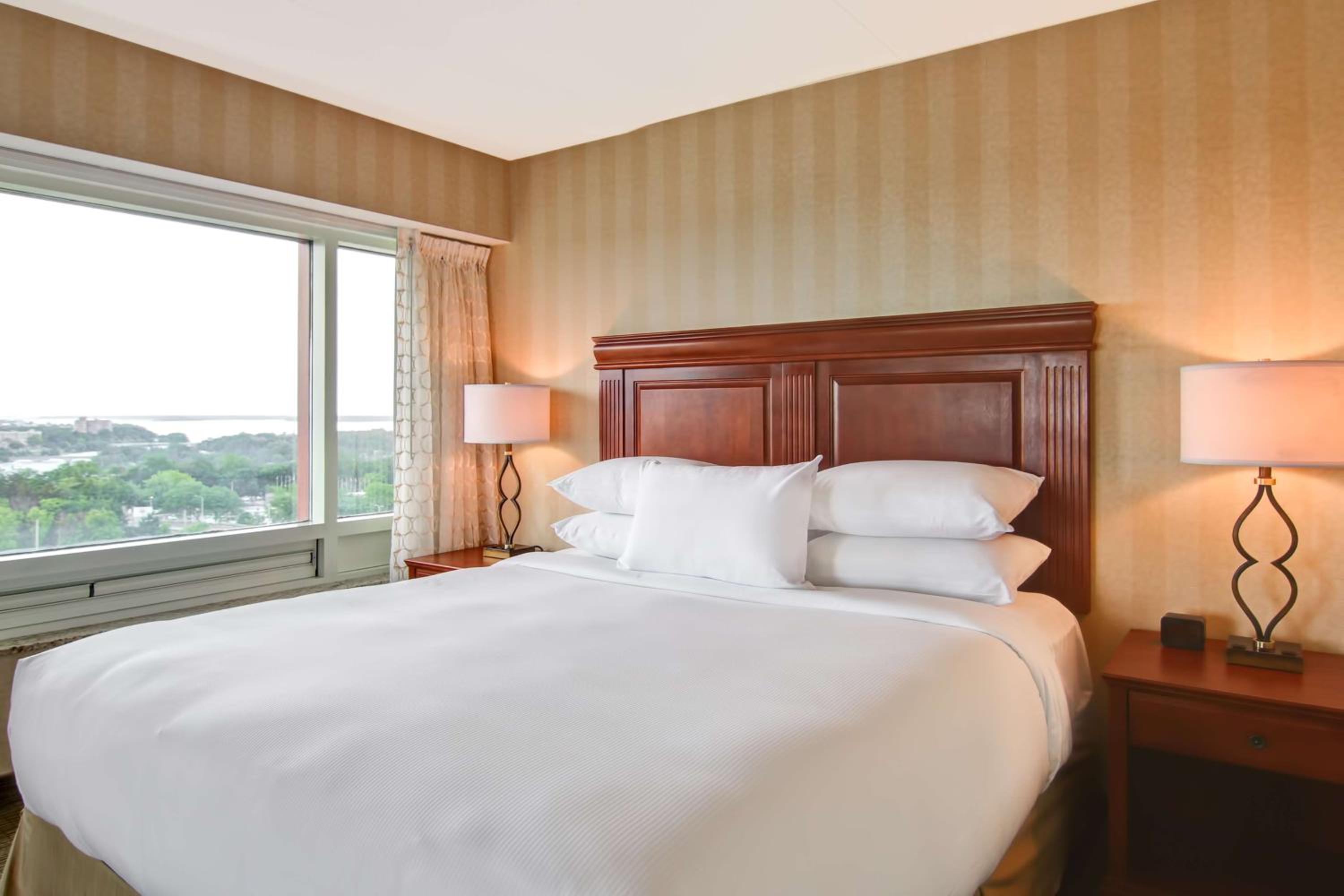 2 Rooms, Suite, King Bed, Us Falls View, Sofa