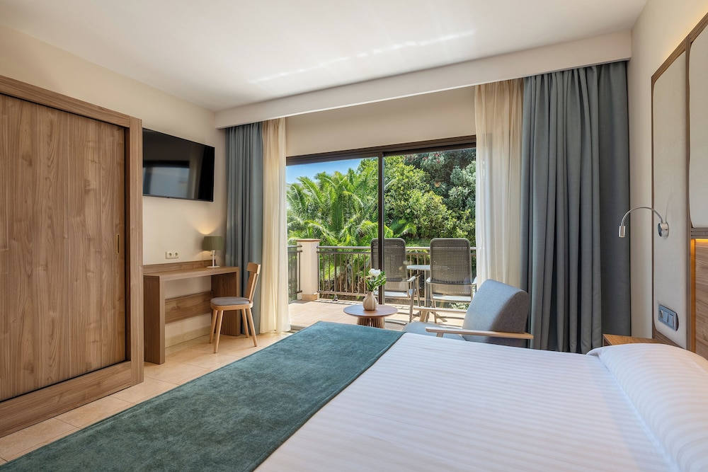 2 Bedrooms, Family, Double and Twin Beds, Garden View