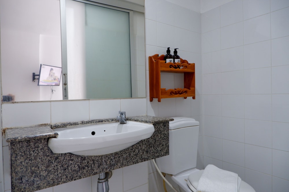 18 Coins Budget Hotel 65/67