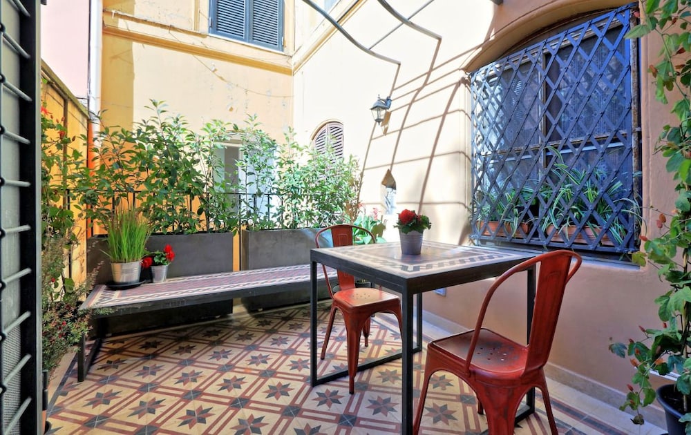 Design Flat for 4 near Colosseum 4/24