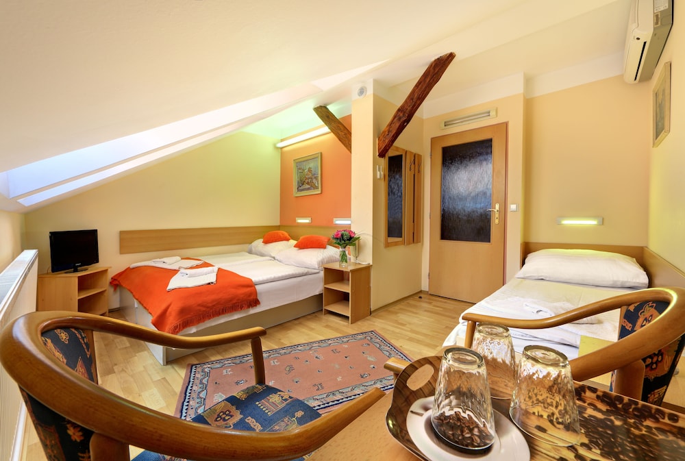 Hotel Golden City Garni 42/55