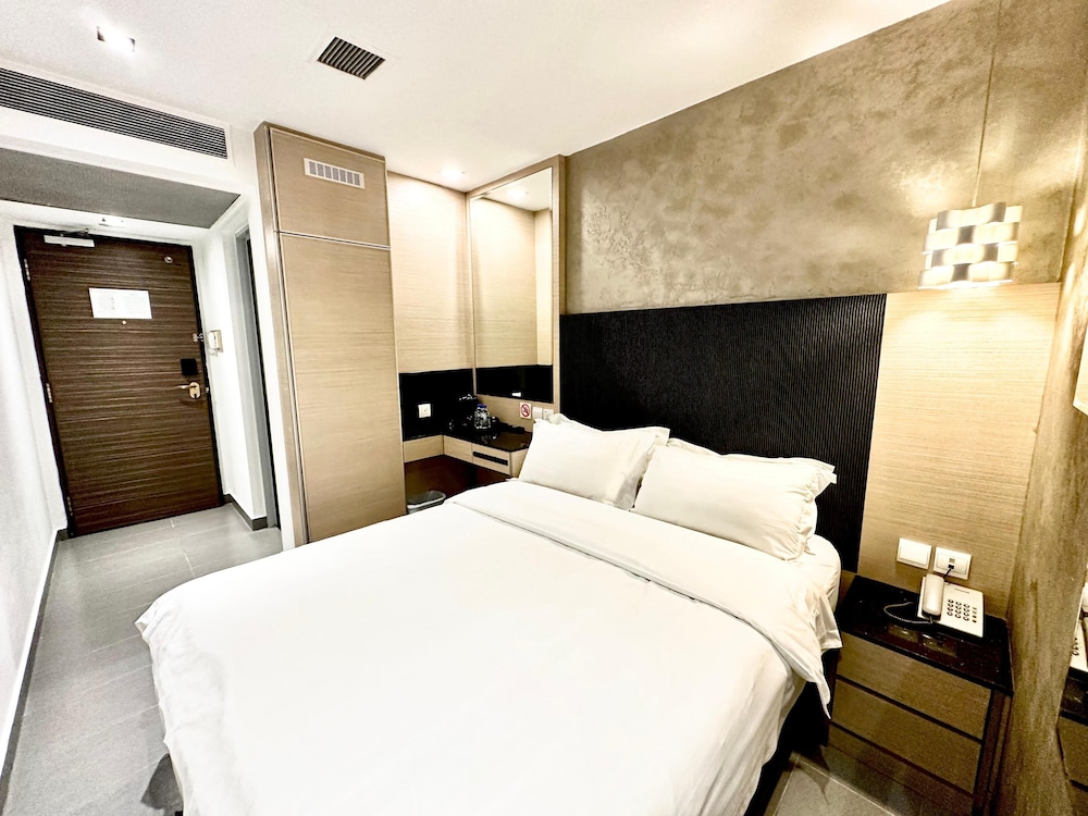 Classic, Queen Bed, No Window، The Snooze Hotel Bugis 3/7