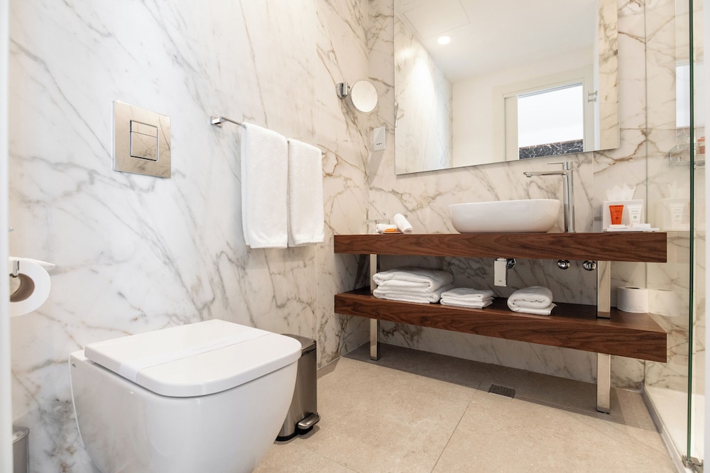جناح سوبيريور بسرير كوين بشرفة بجاكوزي، The Capital Boutique Hotel Valletta 2/2