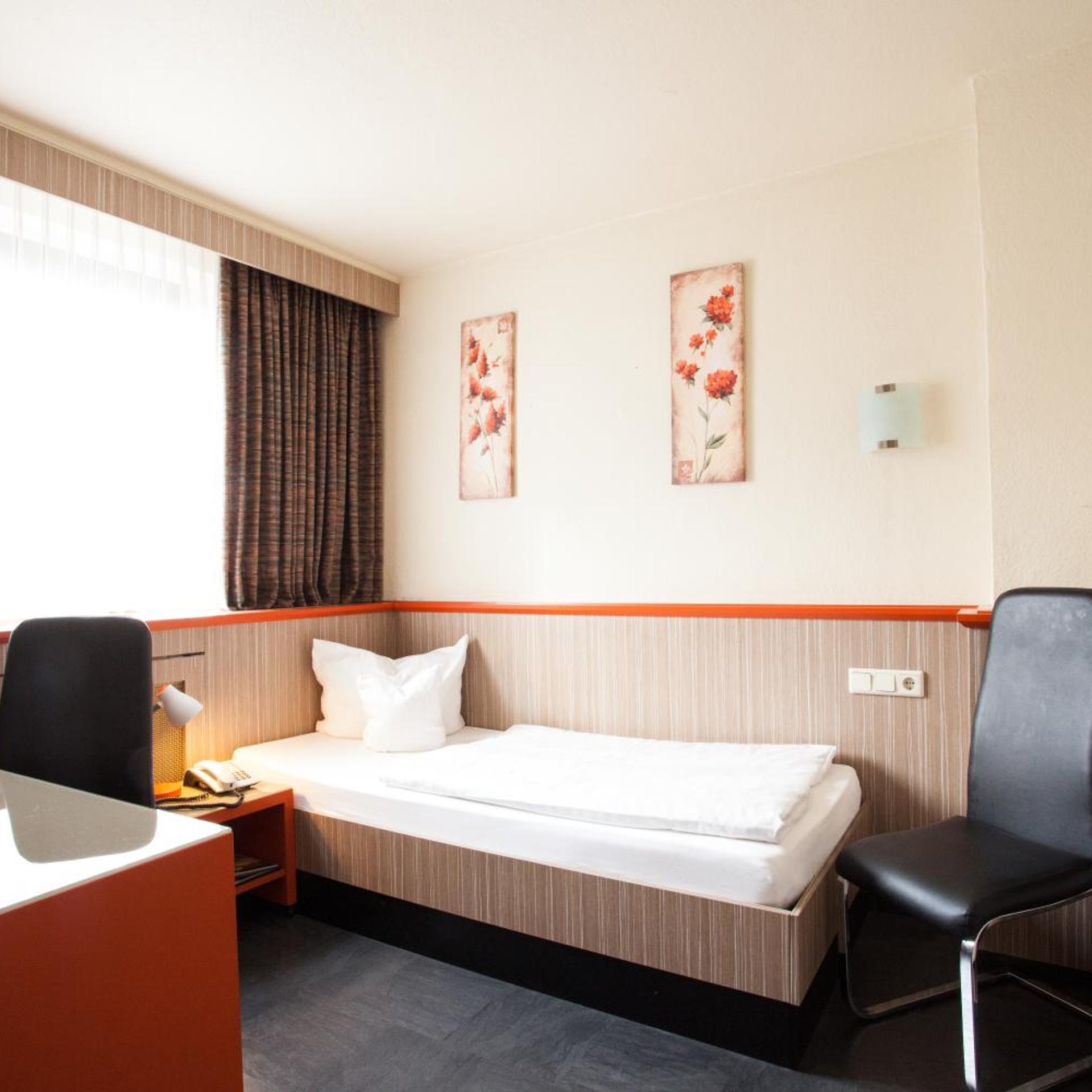 ROOM, SINGLE