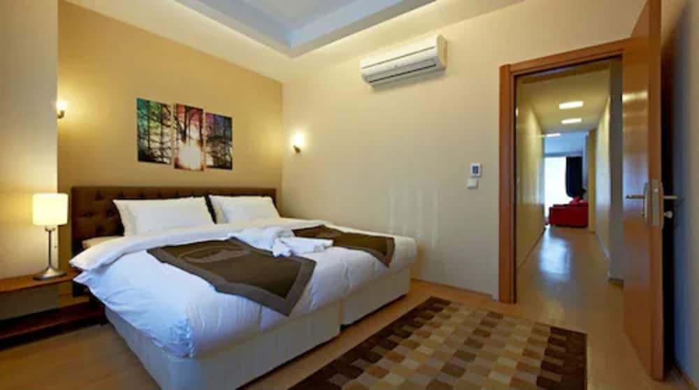 CONNECTING, FAMILY SUITE