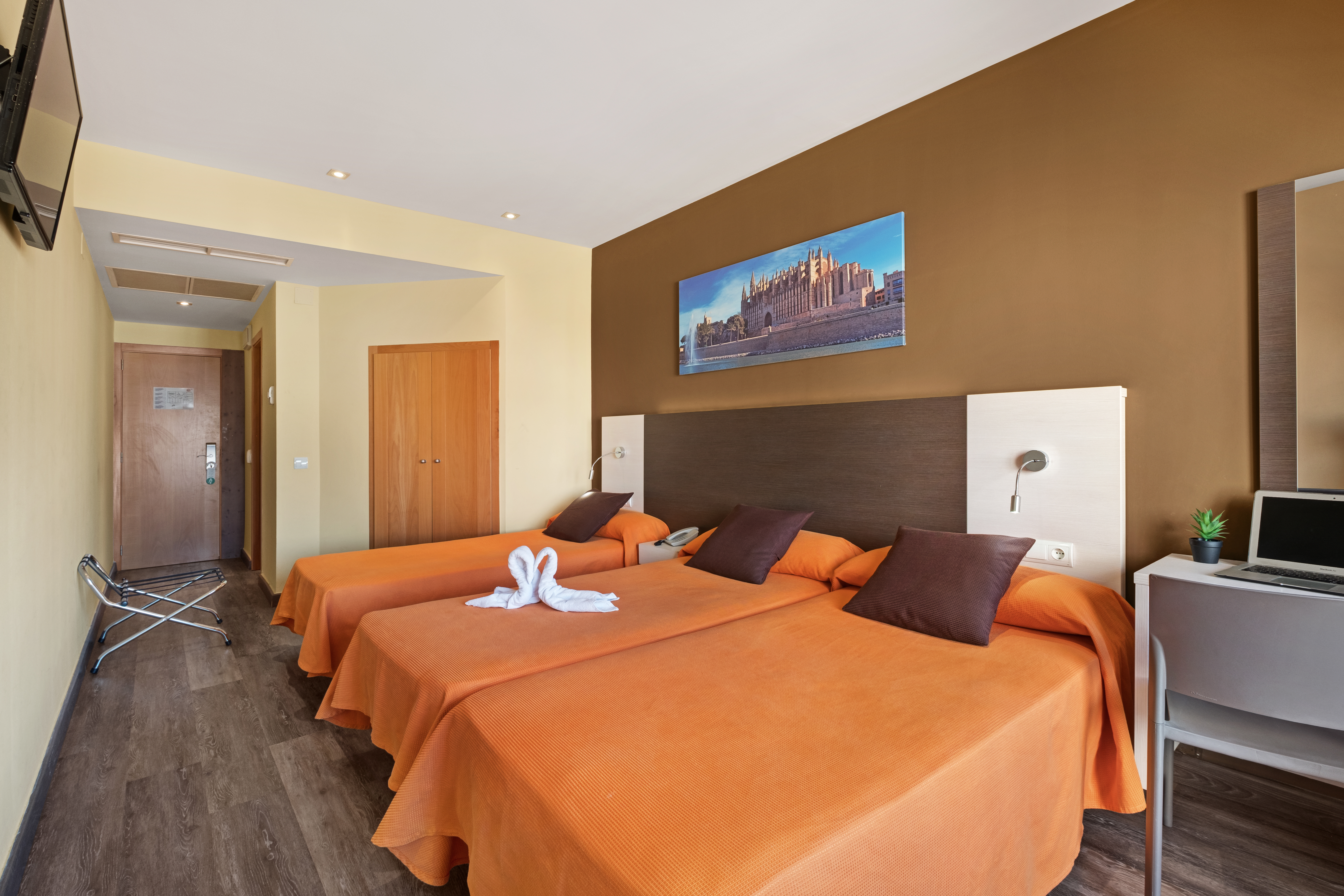 ROOM, DOUBLE BED