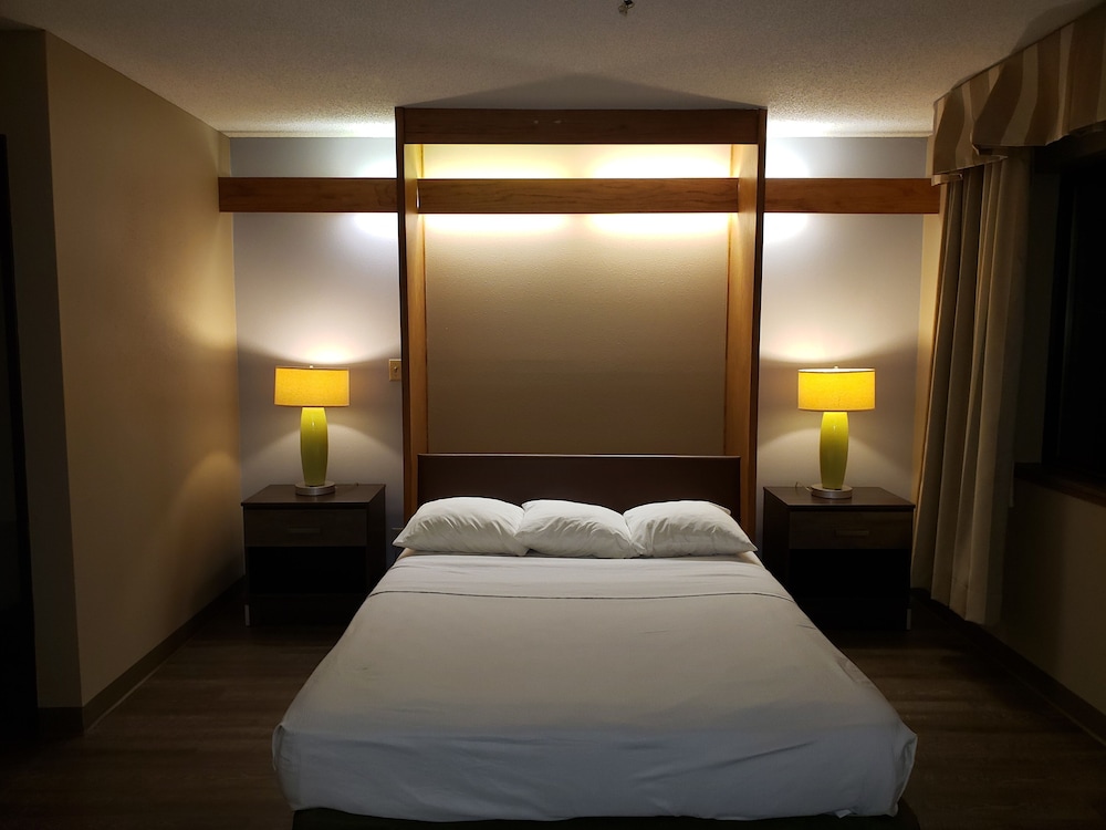 Super 8 By Wyndham Milwaukee Airport 15/57