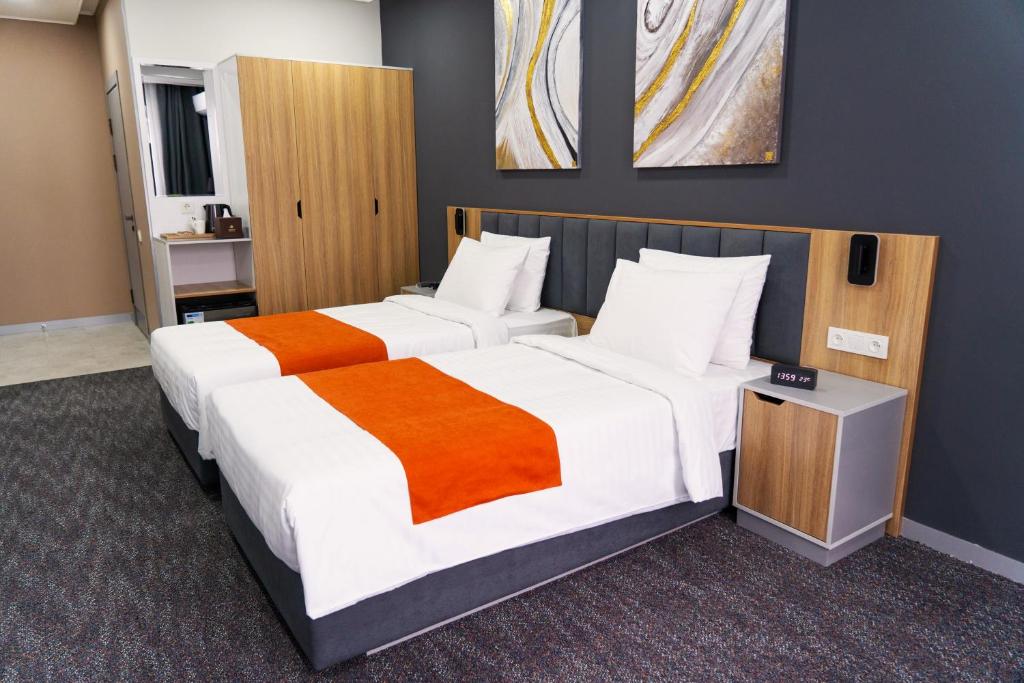 DELUXE, DOUBLE OR TWIN BED