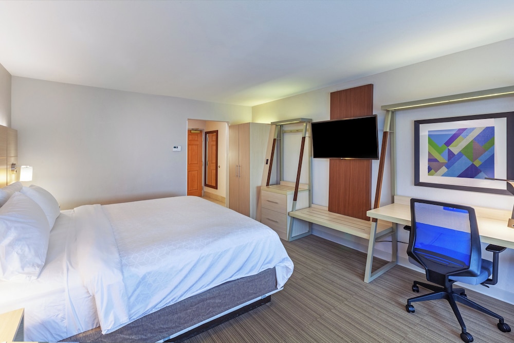 Holiday Inn Express Hotel Suites Jenks 29/72