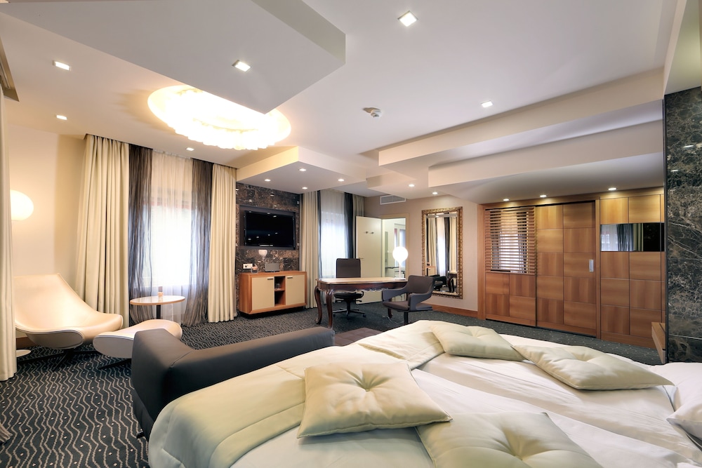 1 Bedroom, Senior, Suite, King Bed, Balcony