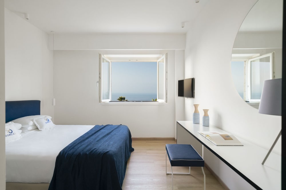DELUXE, DOUBLE BED, SEA VIEW