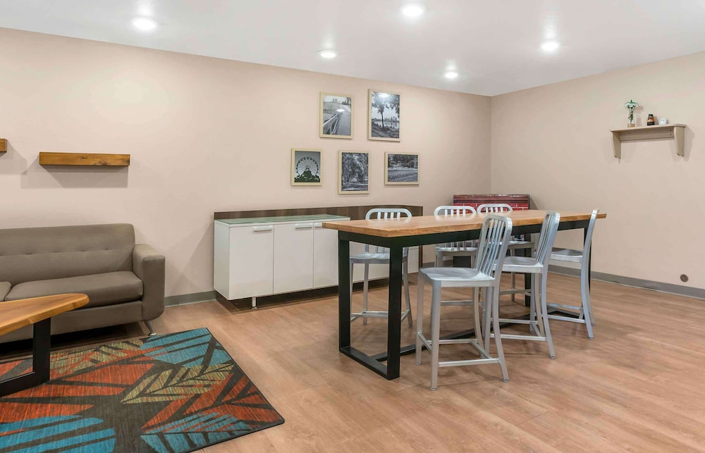 WoodSpring Suites Louisville Airport 15/26
