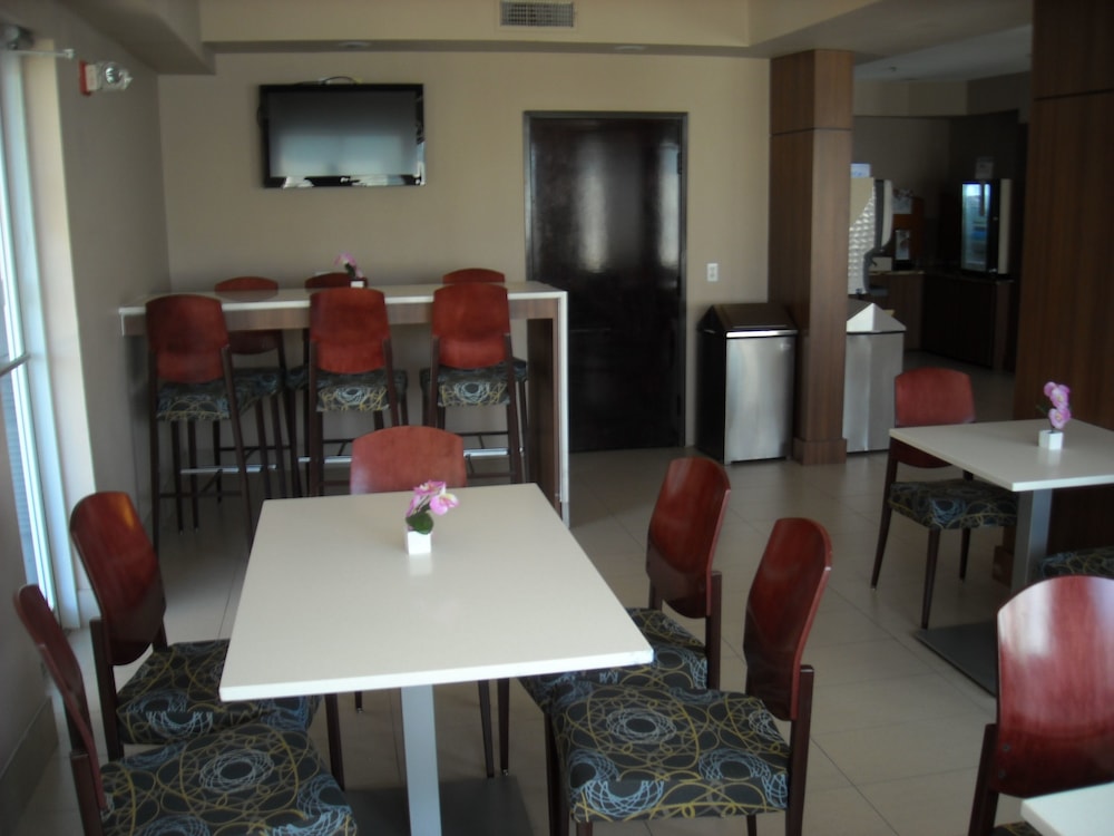 Holiday Inn Express Hotel And Suites Dallas Park Central Northeast 55/56