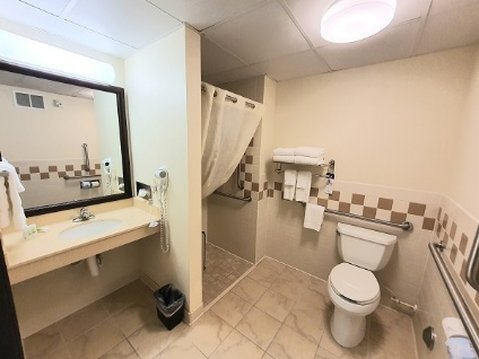 AmericInn by Wyndham Waconia 72/80