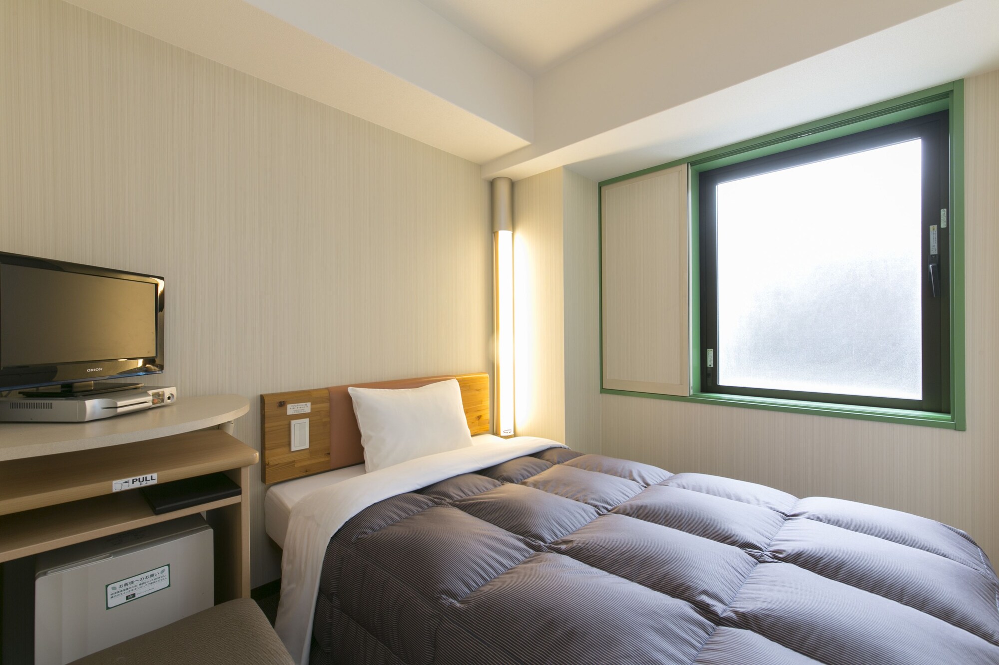 ROOM, SINGLE, SMOKING