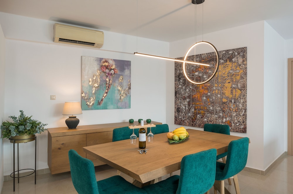 Trianon Luxury Apartments and Suites 60/74