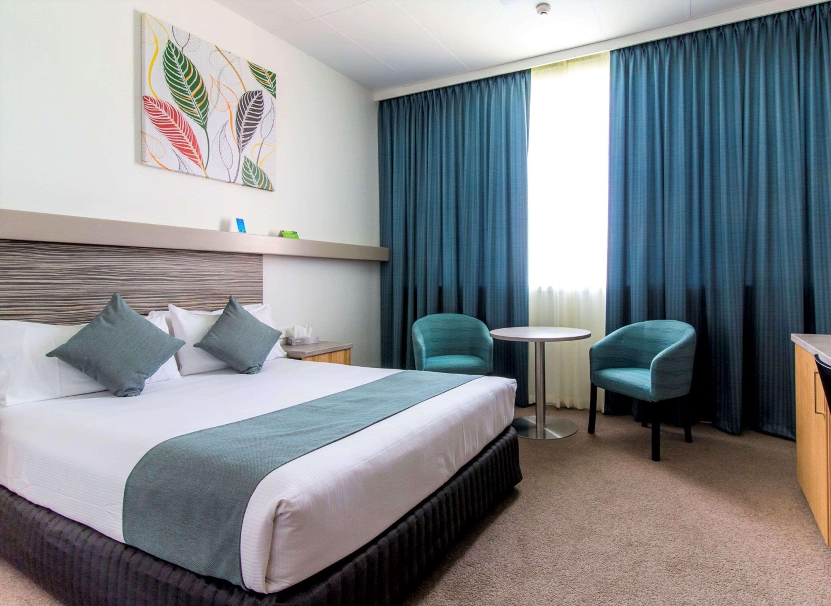 ROOM, QUEEN BED