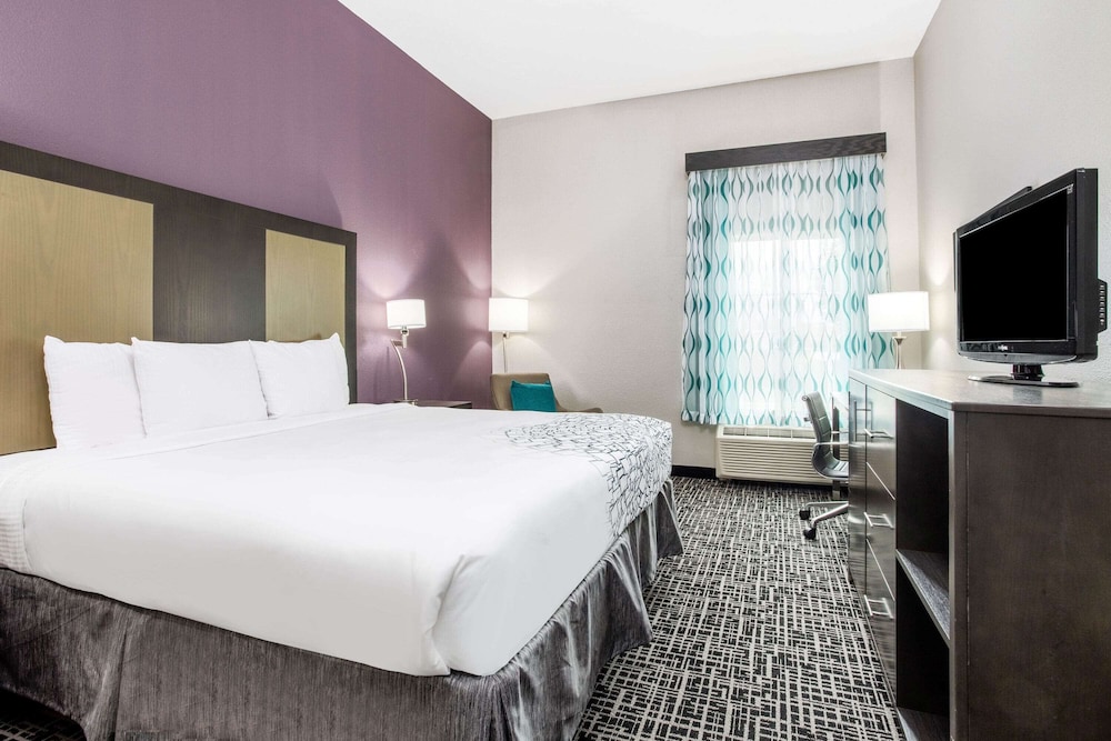 La Quinta Inn Suites Hillsboro 9/46