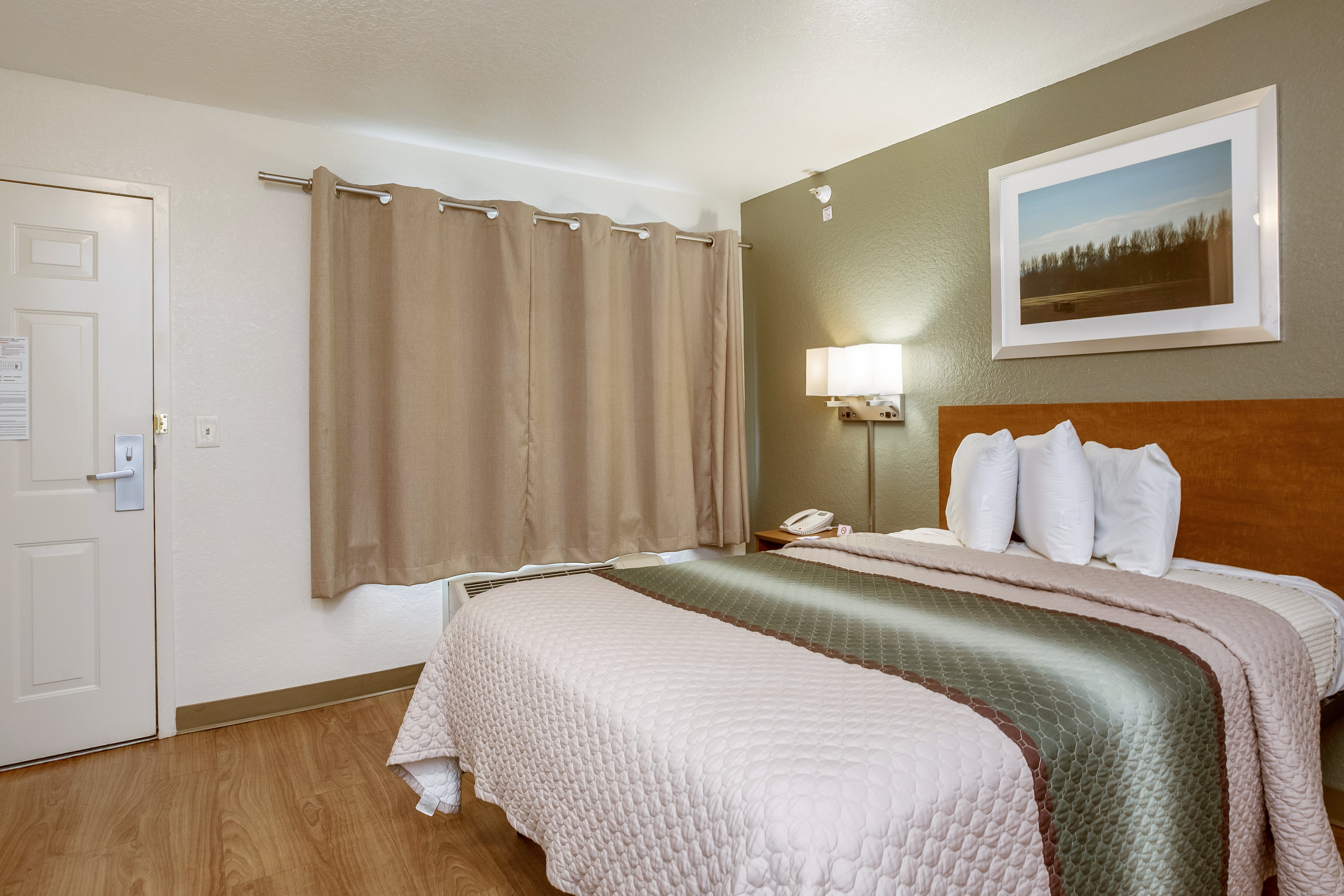 Studio, Queen Bed, Accessible
