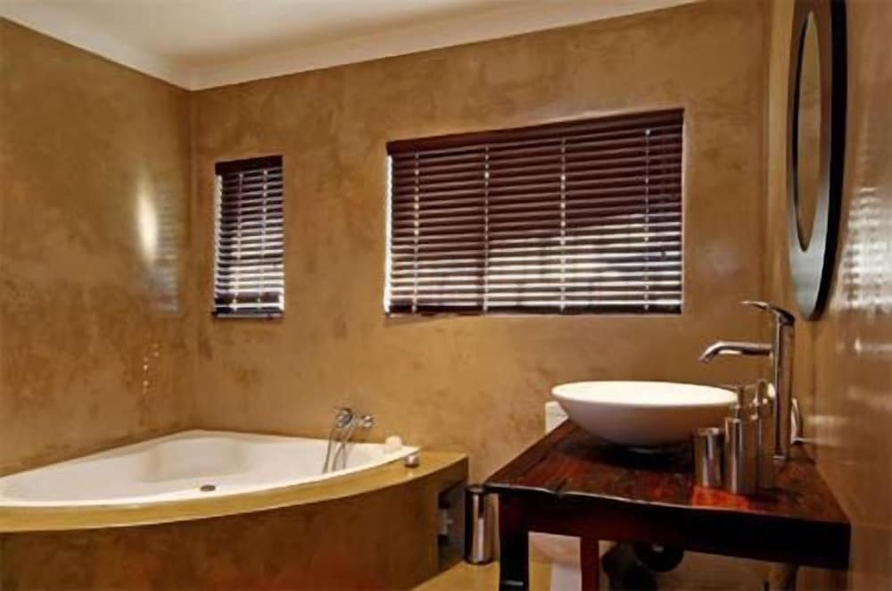 African Moon Corporate House 44/48
