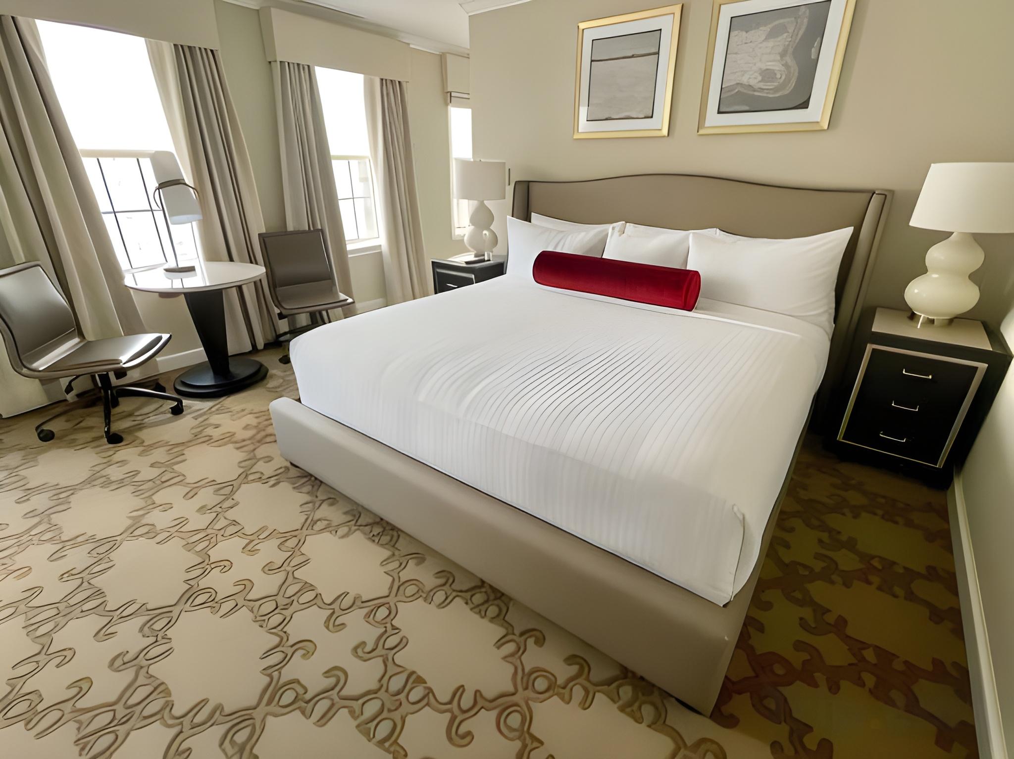 SUPERIOR, QUEEN BED