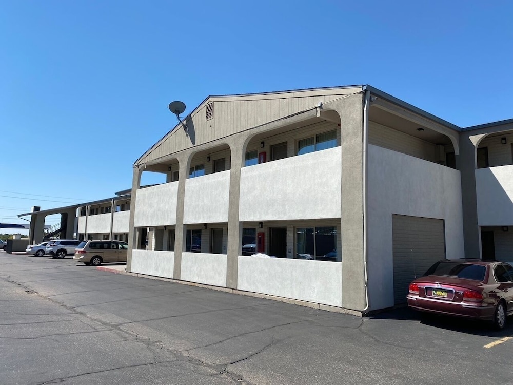Desert Sands Inn & Suites Albuquerque 21/28