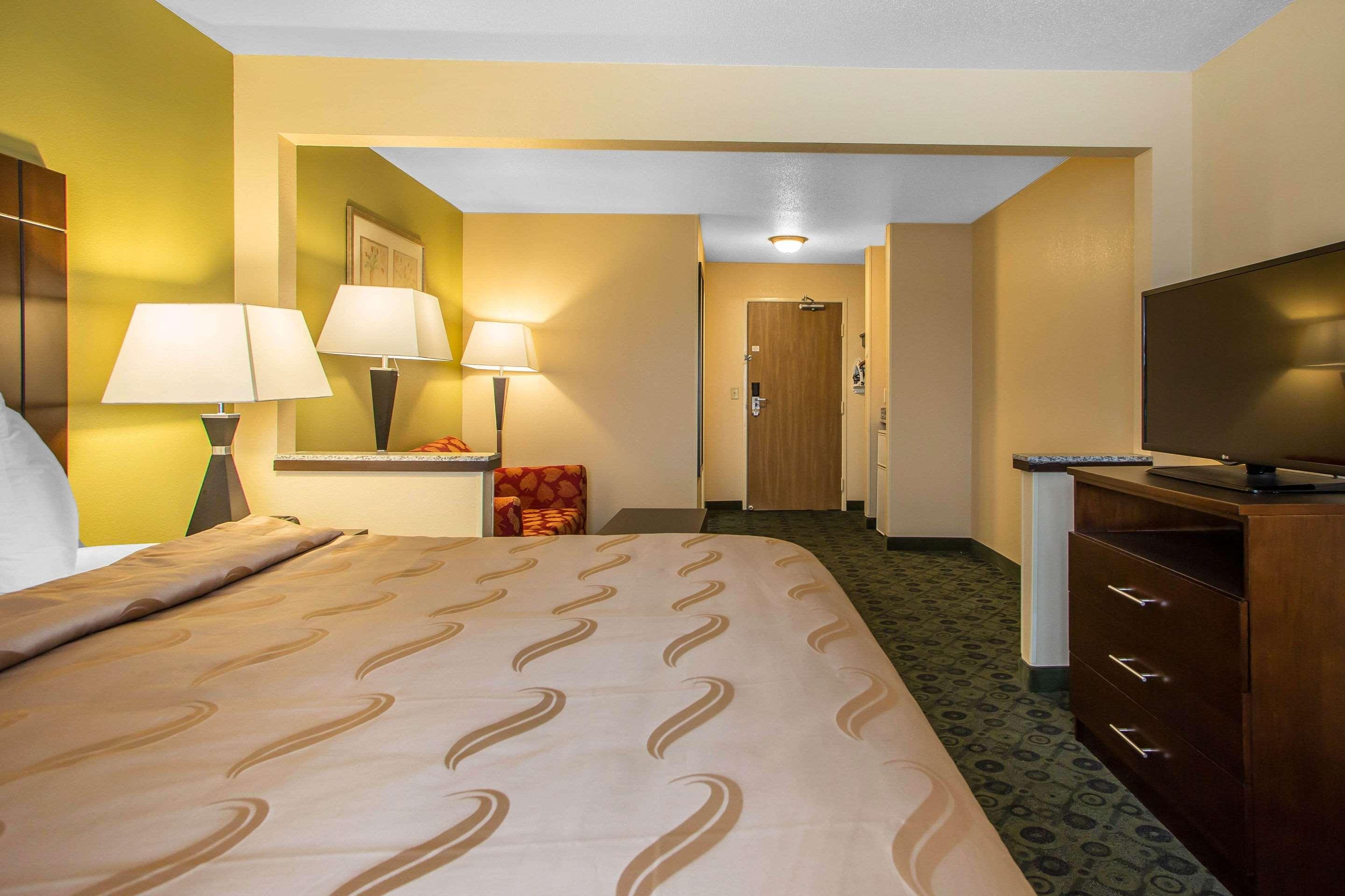 Efficiency, Suite, King Bed، Quality Inn & Suites Bloomington I-55 and I-74 5/6