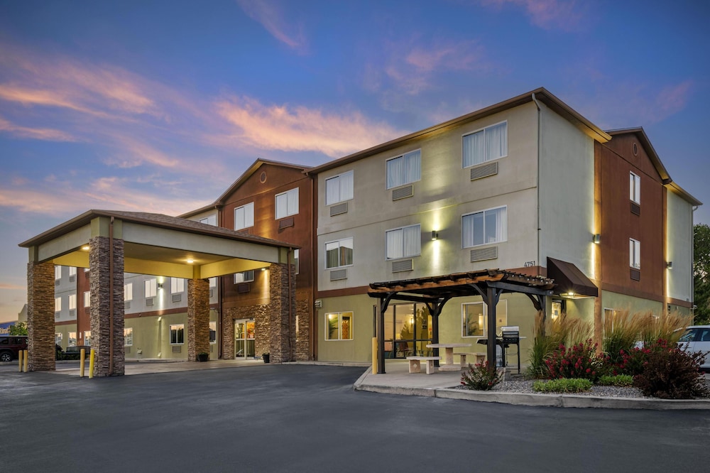 Best Western Plus The Four Corners Inn 5/69