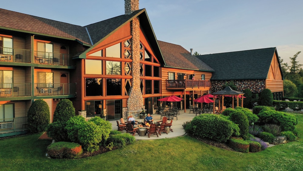 Stafford's Crooked River Lodge & Suites 35/41