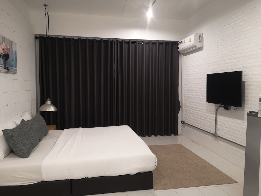 STANDARD, QUEEN BED