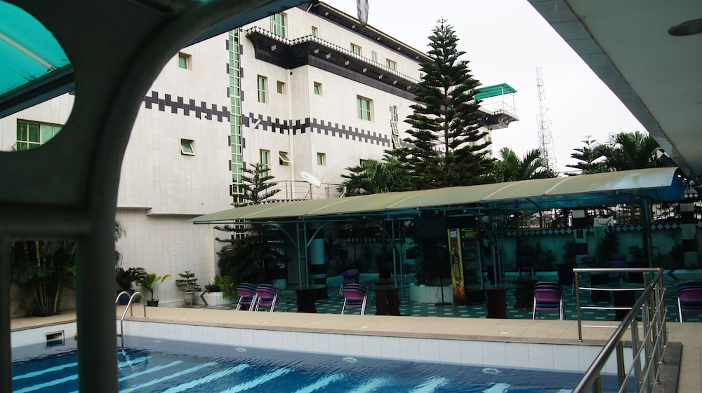 Royalview Hotel And Suites 3/62