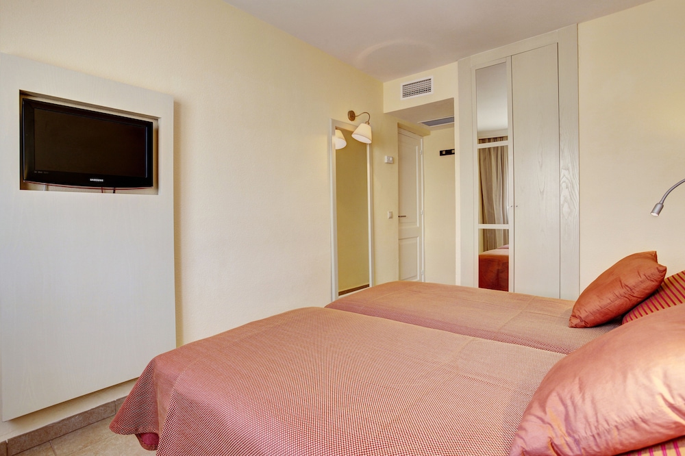 2 Bedrooms, Apartment, 4 Beds, Partial Sea View, Sofa, Terrace, Grupotel Tamariscos 2/3