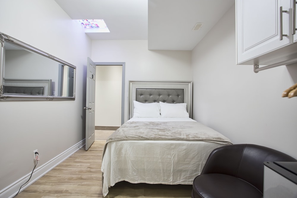 Toronto Rooms And Suites 12/49