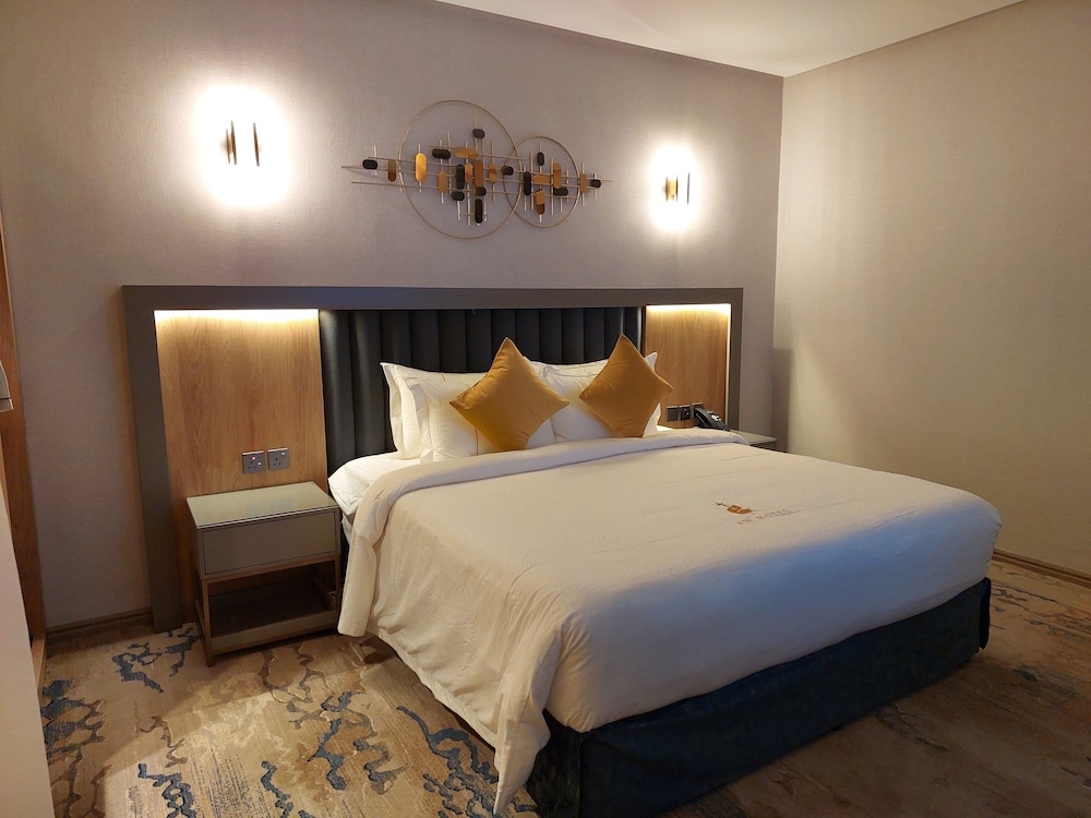 JUNIOR SUITE, KING BED