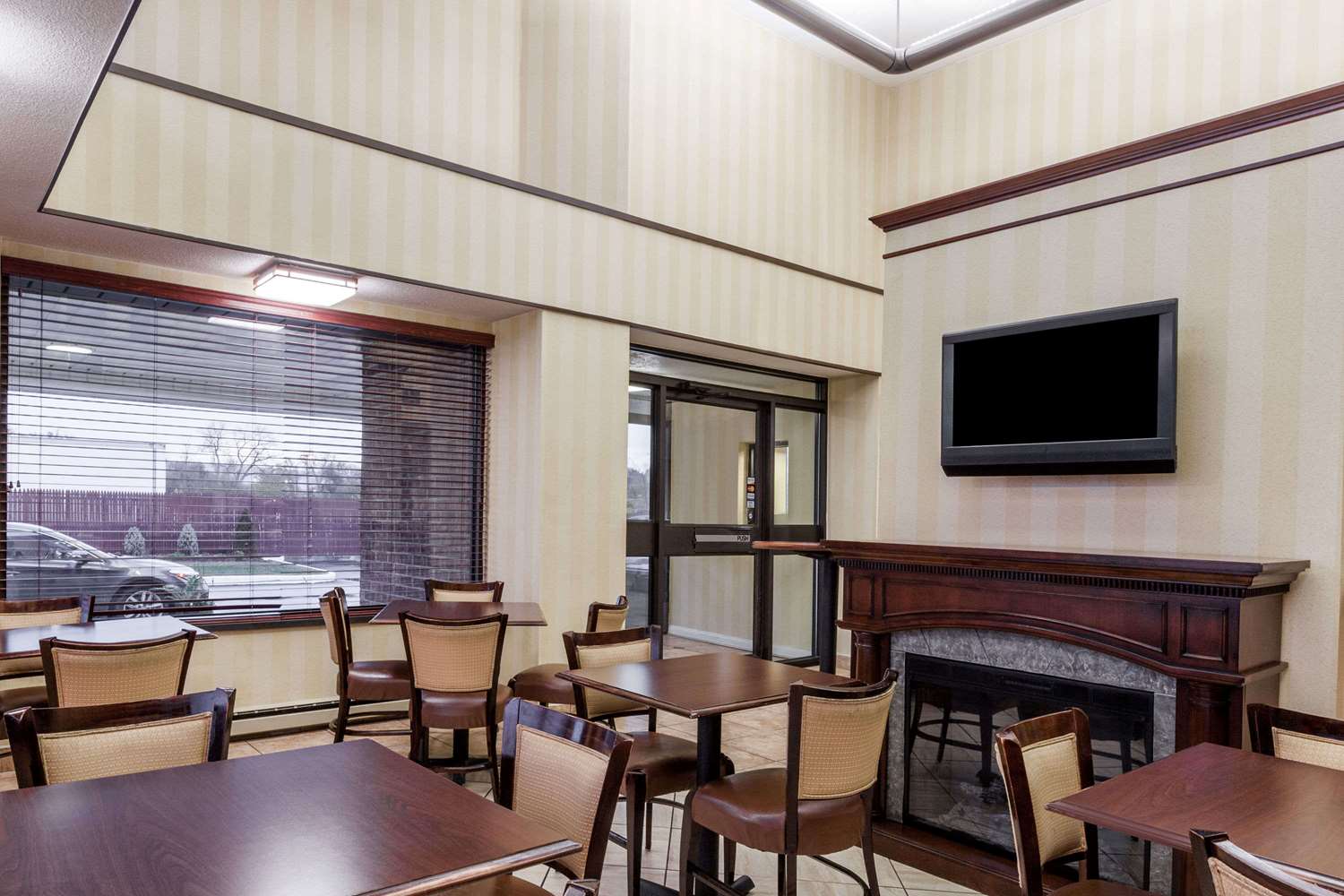 Days Inn By Wyndham Utica 22/34